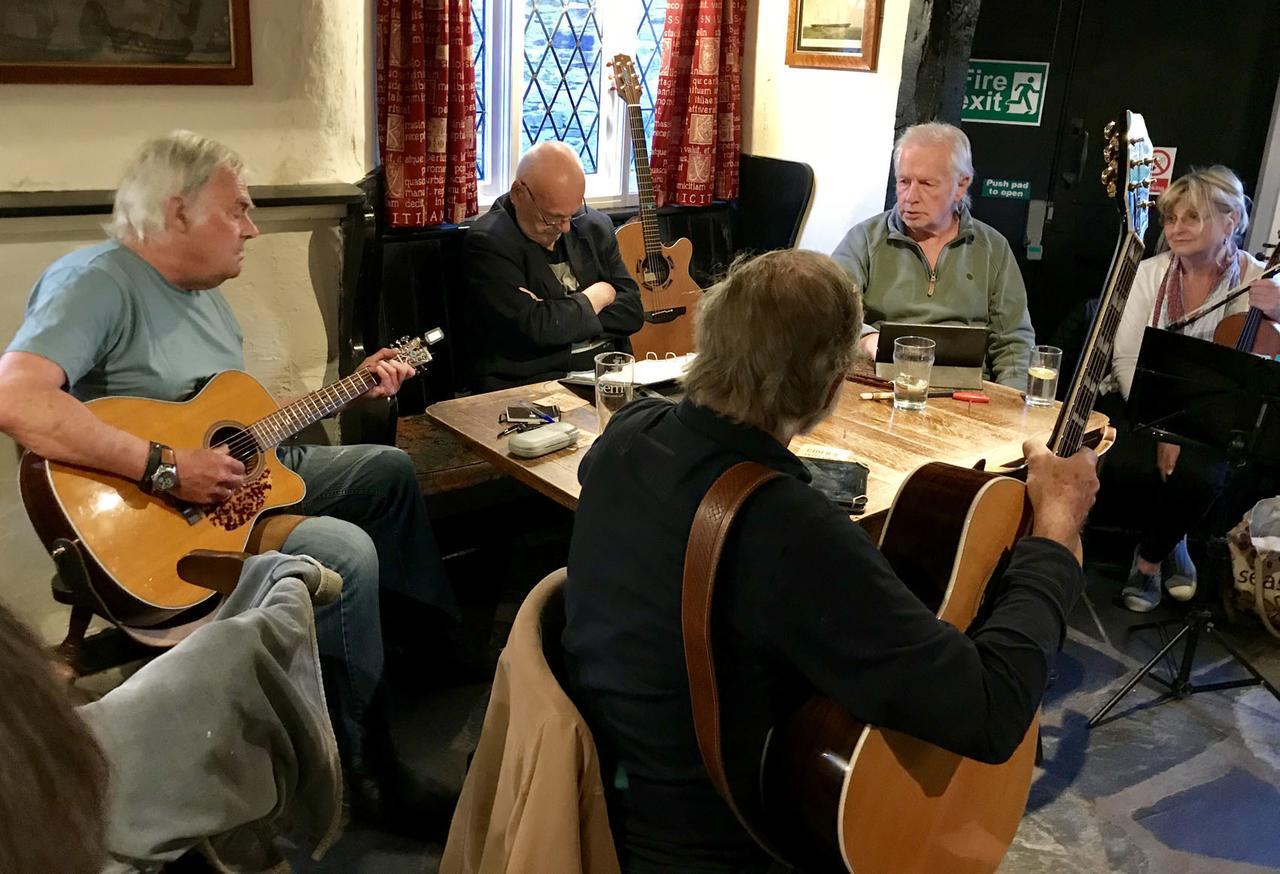 Jolly Sailor Inn Looe Ngoại thất bức ảnh